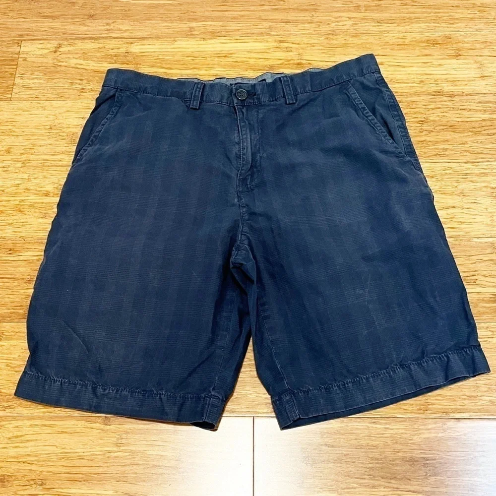Tommy Hilfiger navy blue 100% cotton plaid shorts w/ pockets. Size 34